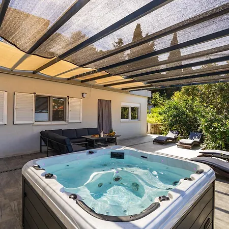 Dolores With Terrace & Jacuzzi